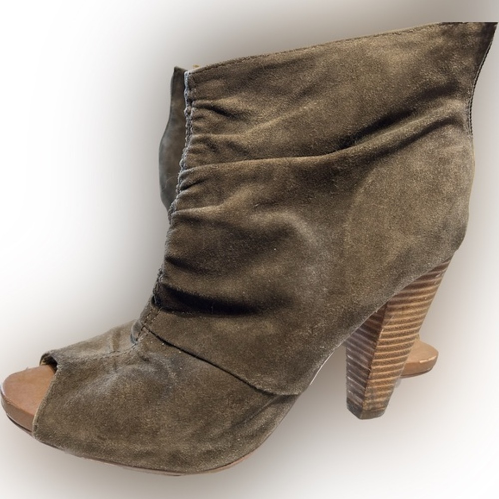 Seychelles peak-toe zip up booties - size 9